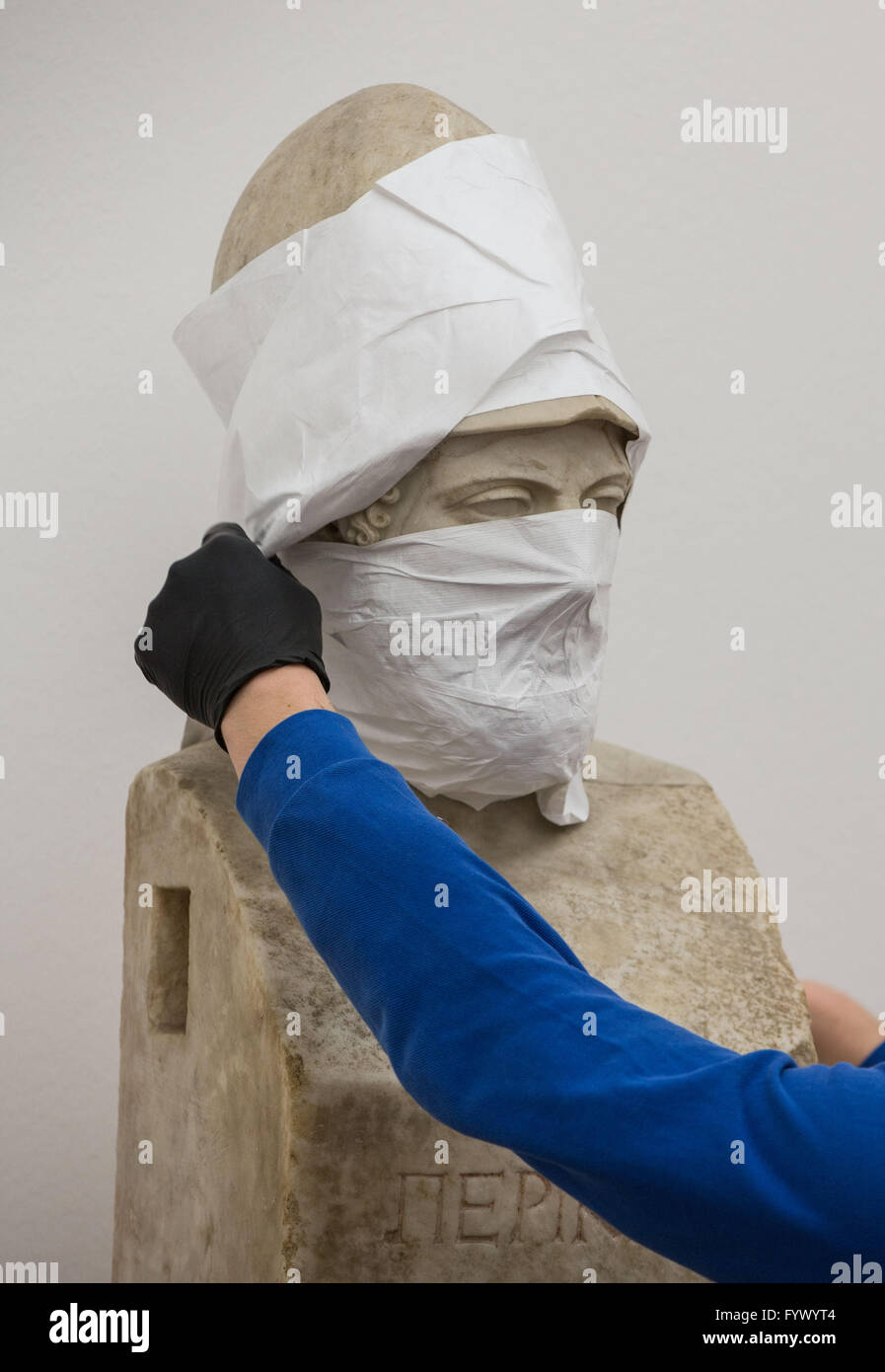 Frankfurt am Main, Germania. 28 Aprile, 2016. Un lavoratore non imballato il busto di Pericle dopo il suo arrivo da Città del Vaticano in Liebieghaus Collezione di sculture in Frankfurt am Main, Germania, 28 aprile 2016. L'antica opera d'arte sarà parte della mostra "Atene. Trionfo di immagini, ' che può essere visto dal 04 maggio fino al 04 settembre 2016. Credito: dpa picture alliance/Alamy Live News Foto Stock