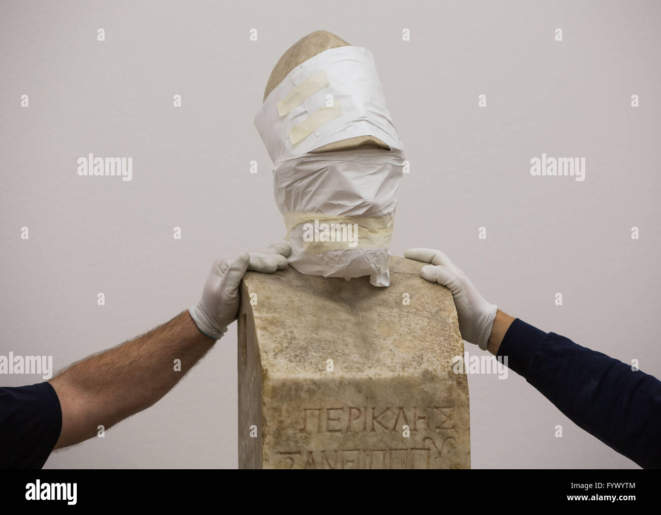 Frankfurt am Main, Germania. 28 Aprile, 2016. Lavoratori spostare con cautela il busto di Pericle nel suo punto indicato dopo il suo arrivo da Città del Vaticano in Liebieghaus Collezione di sculture in Frankfurt am Main, Germania, 28 aprile 2016. L'antica opera d'arte sarà parte della mostra "Atene. Trionfo di immagini, ' che può essere visto dal 04 maggio fino al 04 settembre 2016. Credito: dpa picture alliance/Alamy Live News Foto Stock