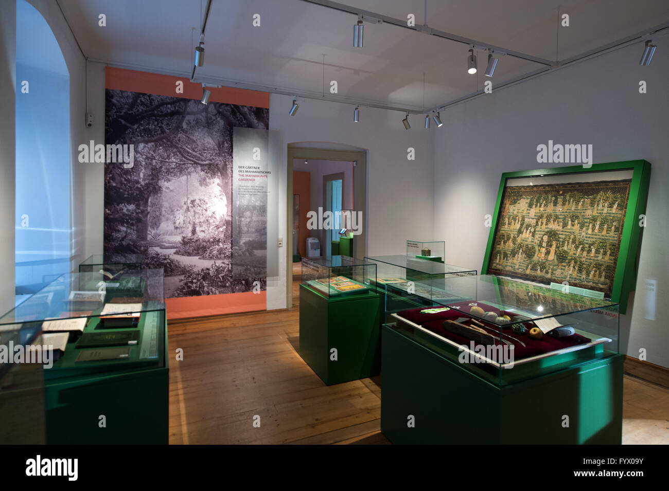 Dresden, Germania. 28 apr, 2016. Una vista della mostra temporanea " il Maharajah·s giardiniere. Un Saxon incanta India' nel Museo Palazzo presso il castello di Pillnitz di Dresda, in Germania, il 28 aprile 2016. Dal 30 aprile fino al 01 novembre 2016, oltre 60 oggetti e riproduzioni illustrerà Gustav Hermann Krumbiegel (1865-1956) percorso da giardinaggio Pillnitz apprendista al soprintendente del membro di giardini in ex regno di Mysore in India. Foto: ARNO BURGI/dpa/Alamy Live News Foto Stock