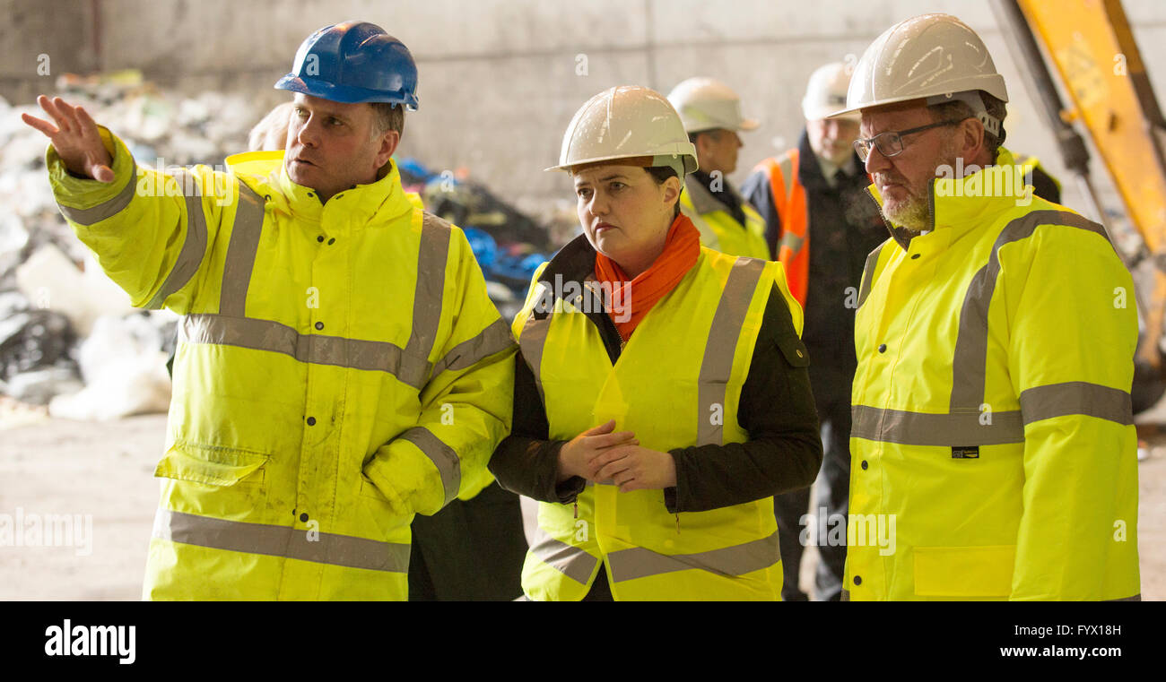 Dumfries, Scotland, Regno Unito. 28 Aprile, 2016. Ruth Davidson, leader del conservatore scozzese e il Partito Unionista,parlando a George Conchie, Operations Manager Armstrong la gestione dei rifiuti e David Mundell MP, durante una visita ad Armstrong la gestione dei rifiuti. Credito: Sud ovest Scozia Immagini/Alamy Live News Foto Stock