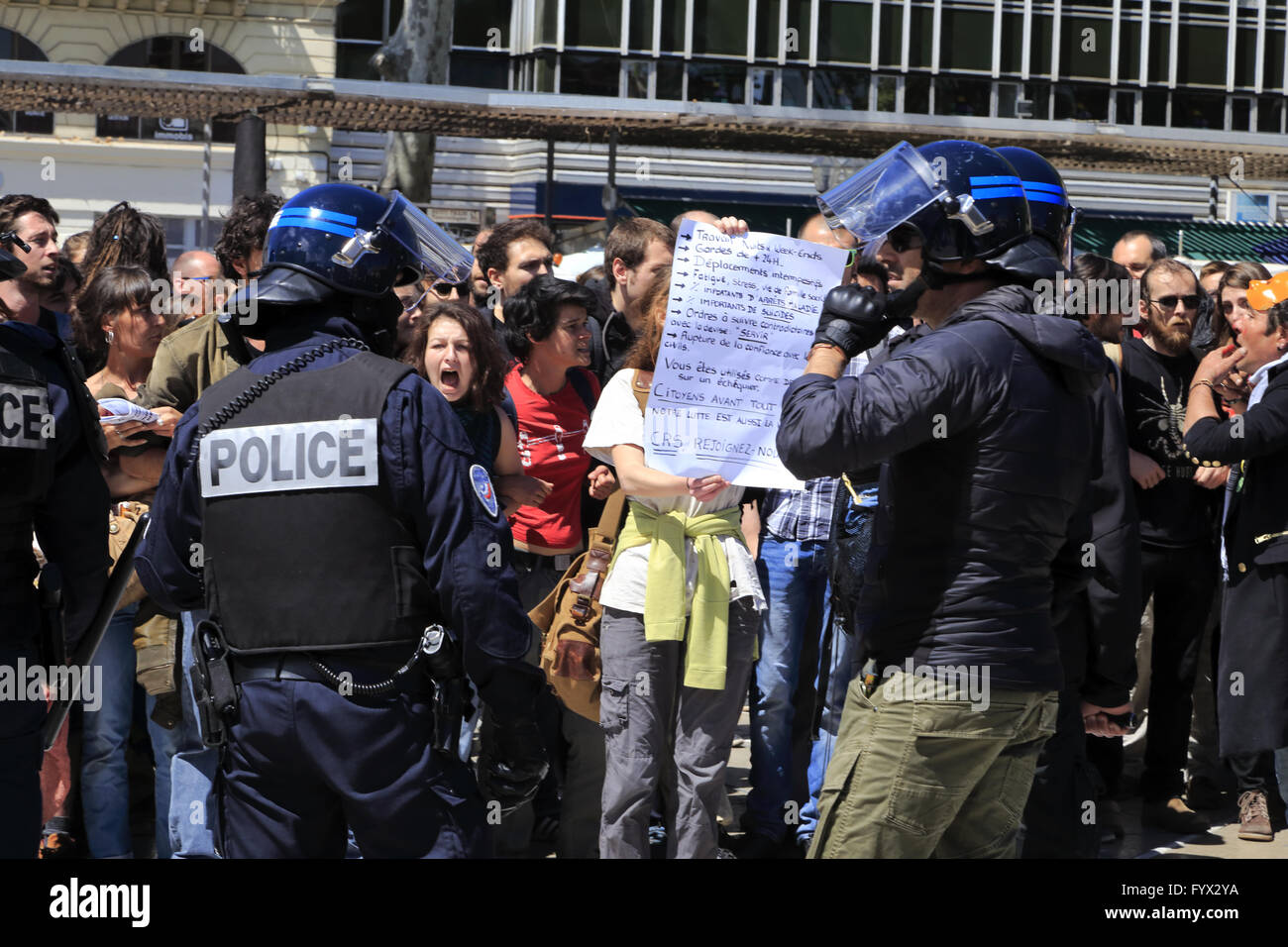 Montpelllier, Languedoc-Roussillon, Francia: 28 Aprile, 2016. Manifestazione contro la riforma El Khomri del codice francese del lavoro. Alta tensione con la polizia presso la Place de la Comedie. Foto Stock