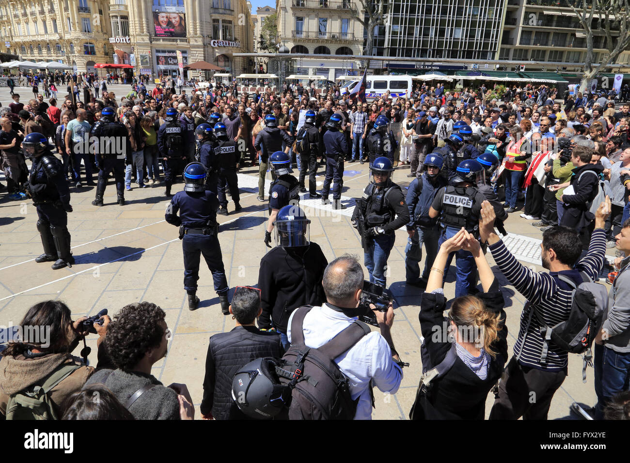 Montpelllier, Languedoc-Roussillon, Francia: 28 Aprile, 2016. Manifestazione contro la riforma El Khomri del codice francese del lavoro. Alta tensione con la polizia presso la Place de la Comedie. Foto Stock