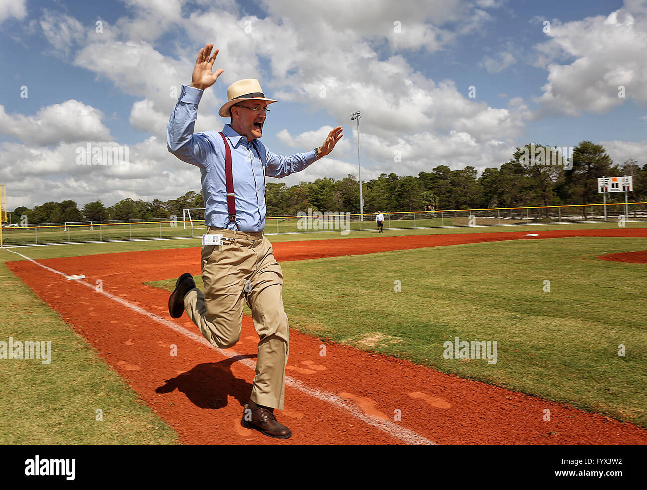 Florida, Stati Uniti d'America. 28 apr, 2016. Michael Bornstein, ex Lantana manager storico, gestisce le basi dopo aver colpito un homerun durante il primo non ufficiale di baseball gioco presso la città di nuovo campo sportivo Giovedì, 28 aprile 2016. Il $3.5 milioni di sports park si trova a 903 N. 8th Street dispone di 3 campi da baseball, 2 campi da calcio e una concessione di stand. Damon Higgins/Palm Beach post © Damon Higgins/Palm Beach post/ZUMA filo/Alamy Live News Foto Stock