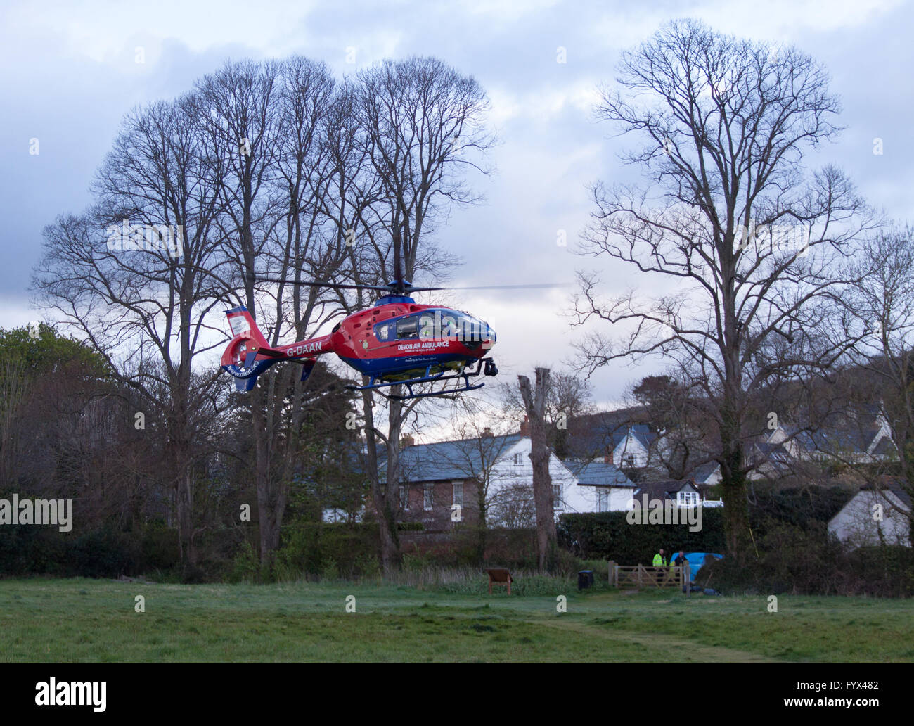 Devon Air Ambulance chiamati ad un una signora anziana con ferite alla testa in seguito ad un incidente in Sidmouth. Foto Stock