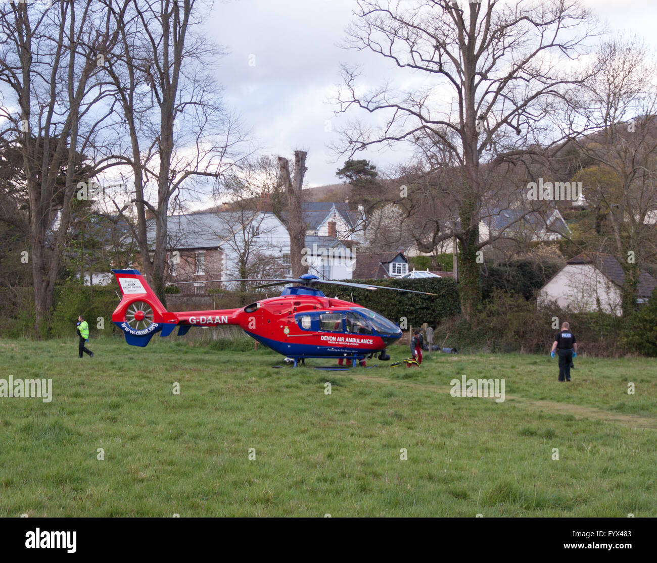 Devon Air Ambulance chiamati ad un una signora anziana con ferite alla testa in seguito ad un incidente in Sidmouth. Foto Stock