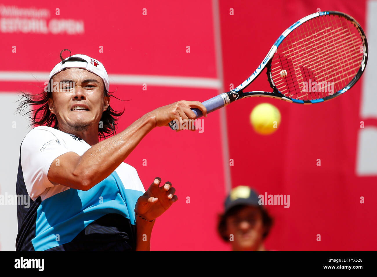 Lisbona, Portogallo. 28 apr, 2016. Taro Daniel del Giappone in azione contro Pablo Carreno Busta di Spagna durante la loro seconda partita per l'Estoril Open torneo di tennis dove Busta ha vinto a 6-4, 7-5 © Filipe Amorim/Pacific Press/Alamy Live News Foto Stock