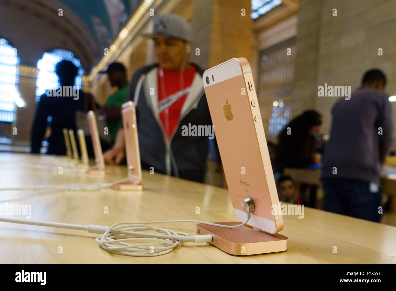 New York, Stati Uniti d'America. 28 apr, 2016. Un iPhone se è raffigurato in un negozio Apple Store in Grand Central Terminal in New York, Stati Uniti, 28 aprile 2016. Apple Inc. martedì rilasciato risultati fiscali per il secondo trimestre del 2016, che ha mostrato il primo anno su anno del crollo di entrambi i ricavi trimestrali e i profitti dal 2003 e in assoluto il primo calo di vendite di iPhone. © Li Muzi/Xinhua/Alamy Live News Foto Stock