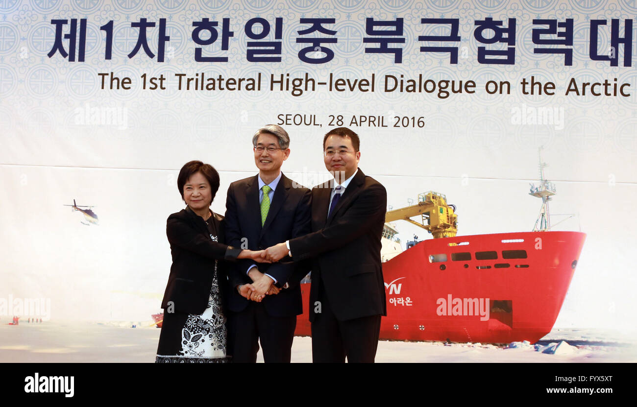 Seoul, Corea del Sud. 29 apr, 2016. Ma Xinmin(R), vice direttore generale del Ministero cinese degli esteri del Dipartimento di diritto e trattato, comporta per le foto con Kazuko Shiraishi(L), il Giappone l'ambasciatore incaricato di affari artico, e sud coreano affari artico Ambasciatore Chan Kim Woo durante il primo trilaterale il dialogo ad alto livello sull'Artico a Seoul, capitale della Corea del Sud, 28 aprile 2016. Corea del Sud, il Giappone e la Cina hanno tenuto i loro primi colloqui ad alto livello su affari Artico a Seul il giovedì. © Xinhua/Alamy Live News Foto Stock