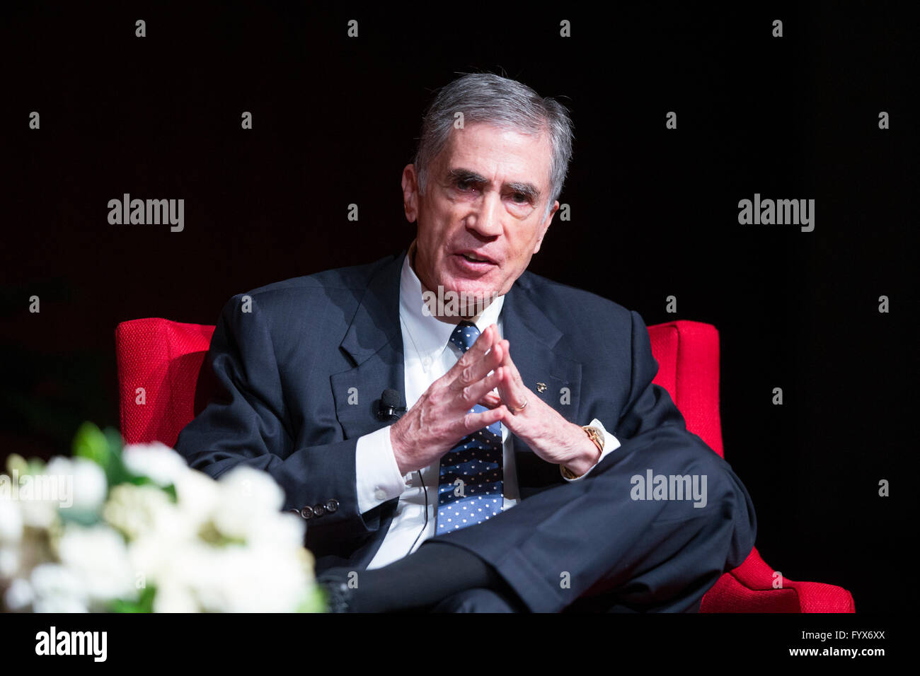 Stella Bronze destinatario e ex U.S. Il senatore Charles Robb racconta della sua distribuzione per Vietnam durante la Guerra del Vietnam Summit Foto Stock