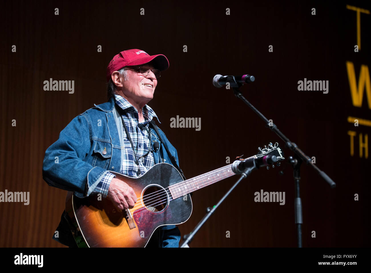 Musicista Country Joe McDonald racconta le sue esperienze nel movimento contro la guerra degli anni sessanta durante la Guerra del Vietnam Summit Foto Stock