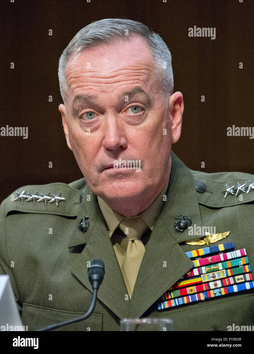 Il generale Joseph F. Dunford, Jr., USMC, Presidente del Comune di capi di Stato Maggiore, dà testimonianza davanti al Senato degli Stati Uniti Comitato sui servizi armati durante l' audizione del "contatore-ISIL (Stato islamico dell Iraq e il Levante) Operazioni e Medio Oriente strategia" al Campidoglio di Washington il giovedì, 28 aprile 2016. Credito: Ron Sachs/CNP - nessun filo SERVICE - Foto Stock