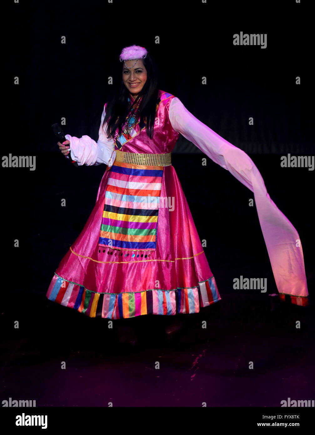 Manchester, Regno Unito. 28 apr, 2016. Anita Parmar compie durante il cinese Song Competition 2016 a Manchester in Inghilterra, il 28 aprile 2016. © Han Yan/Xinhua/Alamy Live News Foto Stock