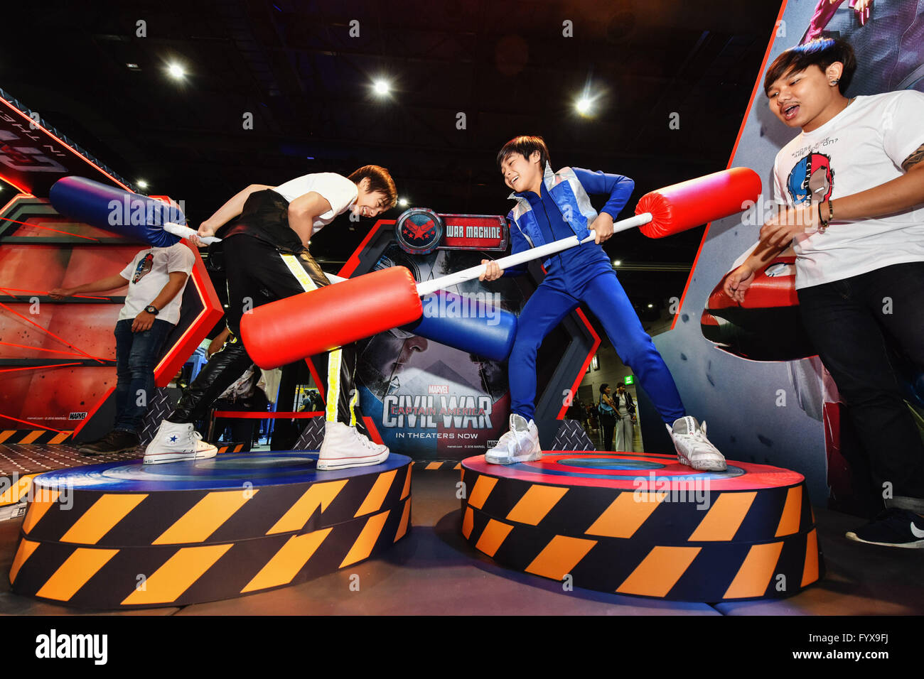 (160429) -- BANGKOK, Aprile 29, 2016 (Xinhua) -- due ragazzi di impegnarsi in un gioco interattivo durante il 2016 Bangkok Comic Con a Bangkok, Thailandia, Aprile 29, 2016. Fumetto e animazione di ventole in Thailandia si sono riuniti presso il Bangkok International Trade & Exhibition Center il venerdì per l'apertura del 2016 Bangkok Comic Con. Durante i tre giorni del fumetto con i visitatori saranno unite da oltre cinquanta espositori internazionali del settore, tra cui la Marvel, HBO e Bandai, con i loro prodotti più recenti e vari eventi interattivi. Bangkok Comic Con è iniziata nel 2014 ed è cresciuto fino a diventare uno dei bi Foto Stock