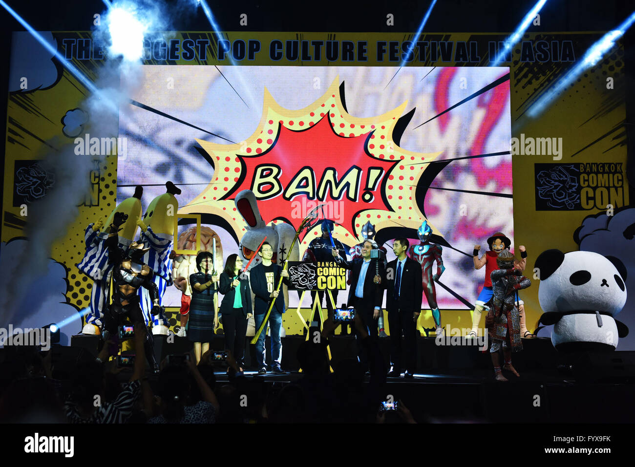 (160429) -- BANGKOK, Aprile 29, 2016 (Xinhua) -- Foto scattata il 29 aprile 2016 illustra la cerimonia di apertura del 2016 Bangkok Comic Con a Bangkok, in Thailandia. Fumetto e animazione di ventole in Thailandia si sono riuniti presso il Bangkok International Trade & Exhibition Center il venerdì per l'apertura del 2016 Bangkok Comic Con. Durante i tre giorni del fumetto con i visitatori saranno unite da oltre cinquanta espositori internazionali del settore, tra cui la Marvel, HBO e Bandai, con i loro prodotti più recenti e vari eventi interattivi. Bangkok Comic Con è iniziata nel 2014 ed è cresciuto fino a diventare uno dei più grandi pop cul Foto Stock