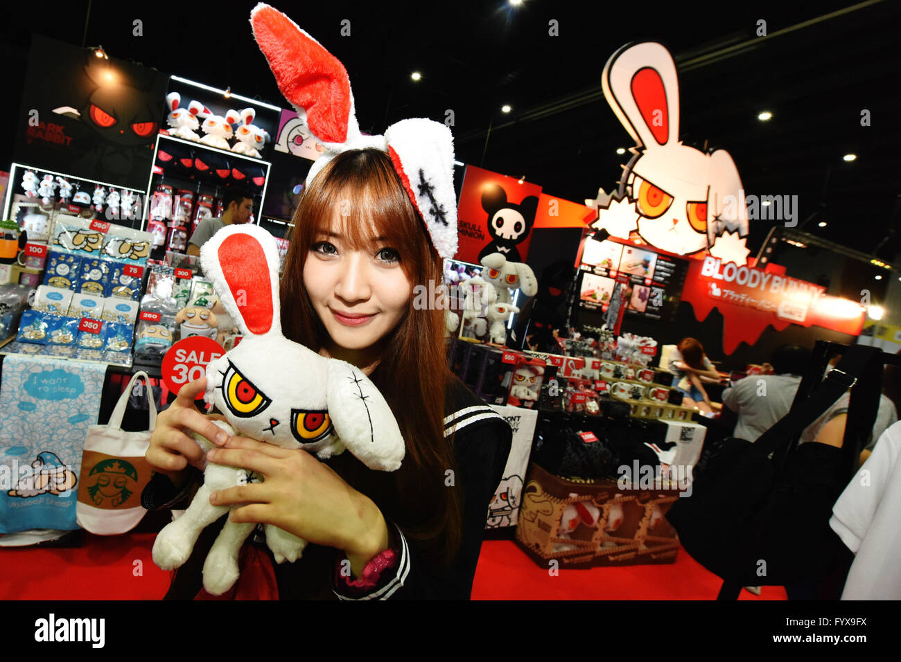 (160429) -- BANGKOK, Aprile 29, 2016 (Xinhua) -- un modello promuove la sanguinosa Bunny e prodotti correlati del personaggio dei fumetti durante il 2016 Bangkok Comic Con a Bangkok, Thailandia, Aprile 29, 2016. Fumetto e animazione di ventole in Thailandia si sono riuniti presso il Bangkok International Trade & Exhibition Center il venerdì per l'apertura del 2016 Bangkok Comic Con. Durante i tre giorni del fumetto con i visitatori saranno unite da oltre cinquanta espositori internazionali del settore, tra cui la Marvel, HBO e Bandai, con i loro prodotti più recenti e vari eventi interattivi. Fumetto di Bangkok con iniziato nel 2014 e ha Foto Stock