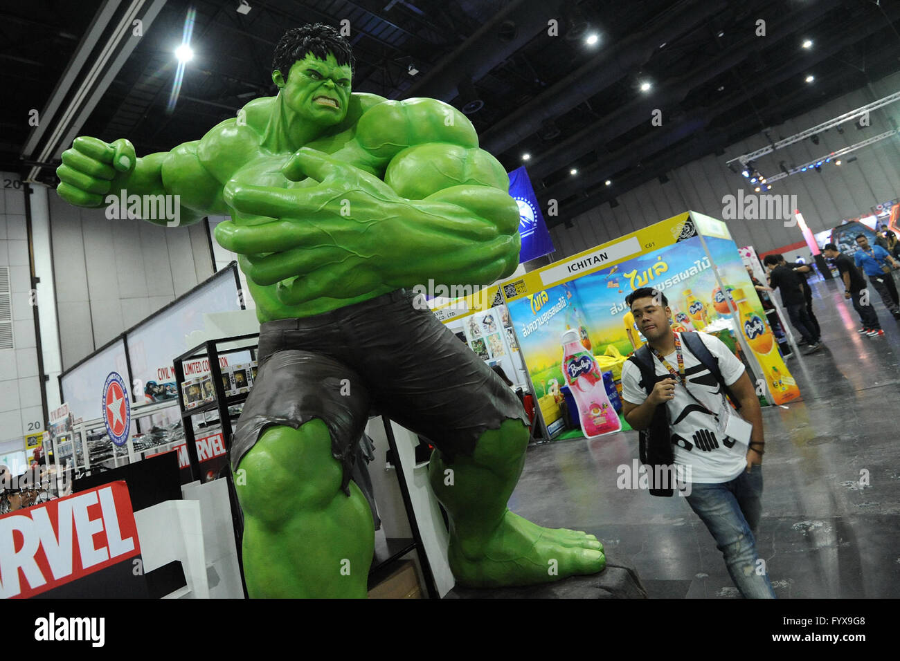 160429) -- BANGKOK, Aprile 29, 2016 (Xinhua) -- Un uomo cammina davanti a  un modello di Hulk durante il 2016 Bangkok Comic Con a Bangkok, Thailandia,  Aprile 29, 2016. Fumetto e animazione