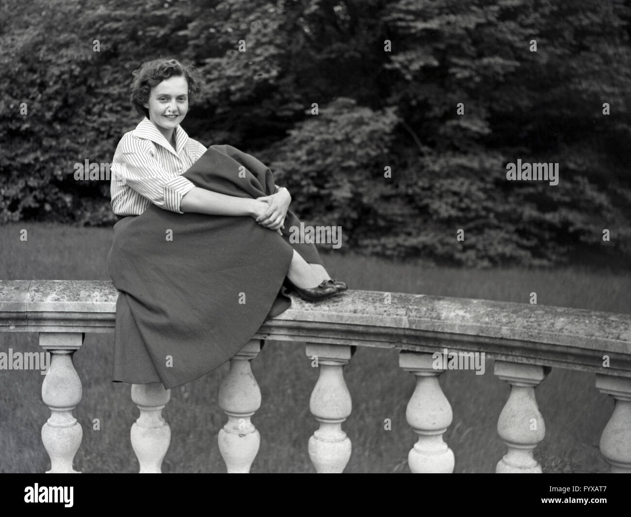 Giovane studentessa seduti sulla parete robusta, 1956 Foto Stock