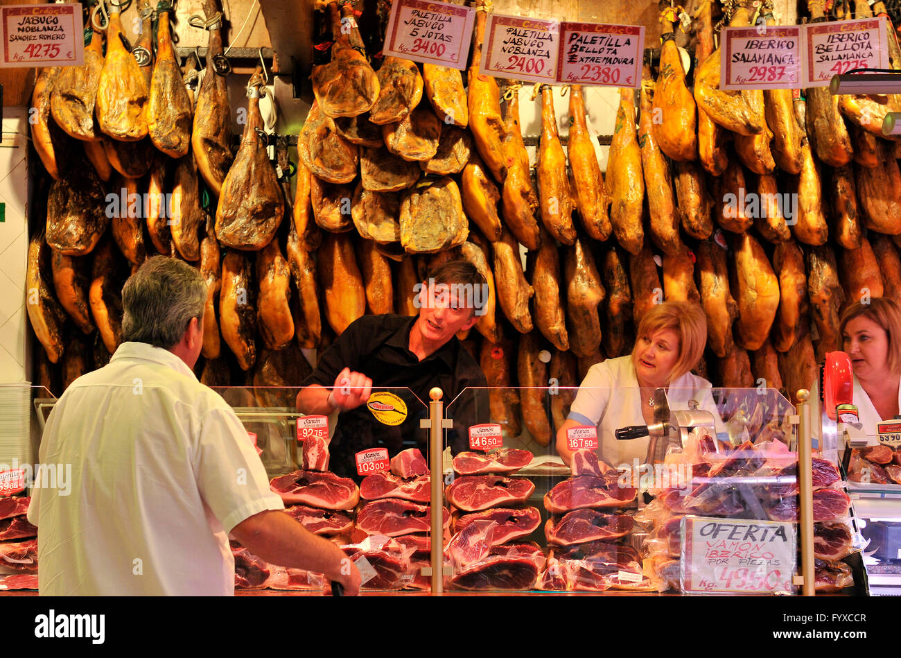 Il prosciutto Serrano, Market Hall, Mercat de L'Oliver, Palma de Mallorca, Mallorca, Spagna Foto Stock