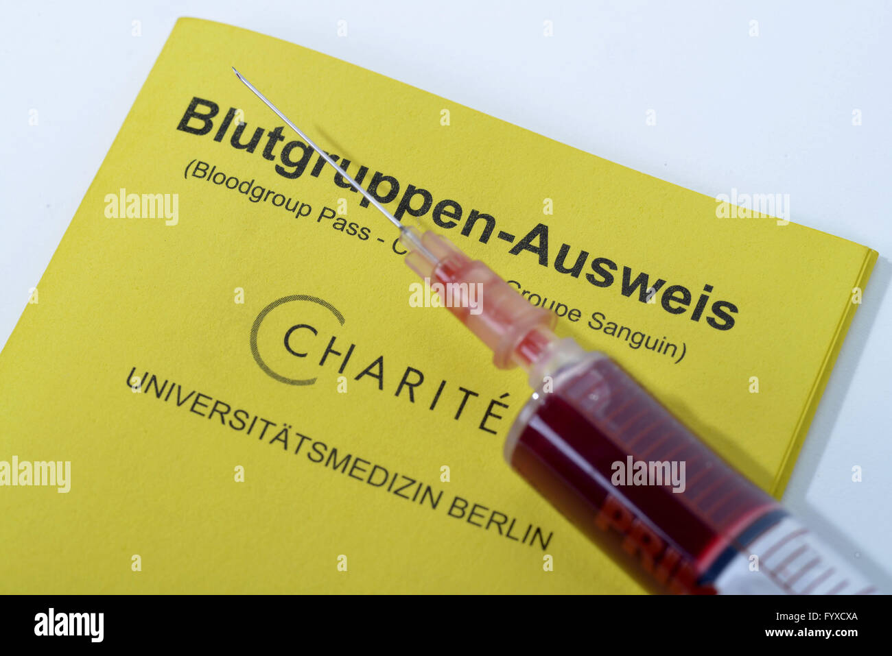 Gruppo sanguigno badge, sangue scheda tipo, tenendo il campione di sangue, sangue di prova Foto Stock