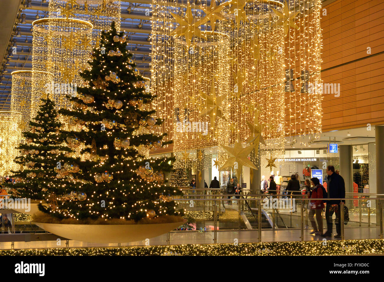 Centro commerciale Potsdamer Platz Arkaden, decorata, albero di natale, Christmas shopping, Potsdamer Platz e il Tiergarten di Berlino, Germania / Potsdamer Platz, Portici Foto Stock