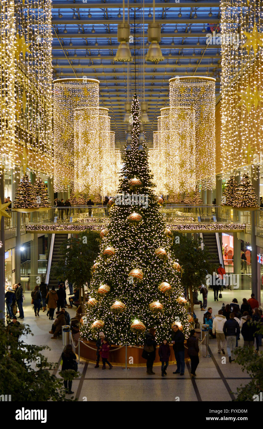 Centro commerciale Potsdamer Platz Arkaden, decorata, albero di natale, Christmas shopping, Potsdamer Platz e il Tiergarten di Berlino, Germania / Potsdamer Platz, Portici Foto Stock