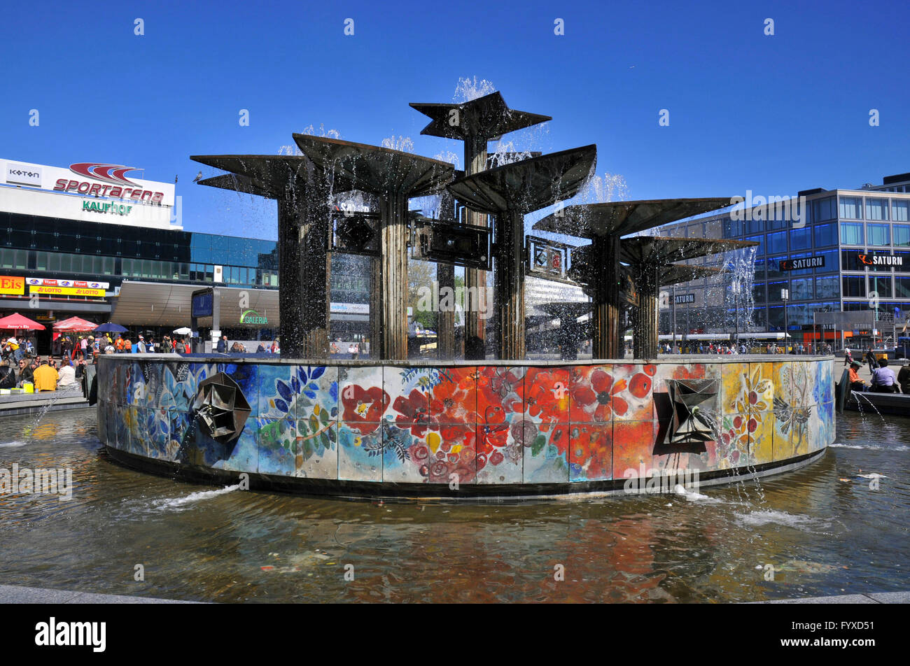 Fontana dell'amicizia fra le nazioni, Alexanderplatz Mitte di Berlino, Germania / Brunnen der Völkerfreundschaft Foto Stock