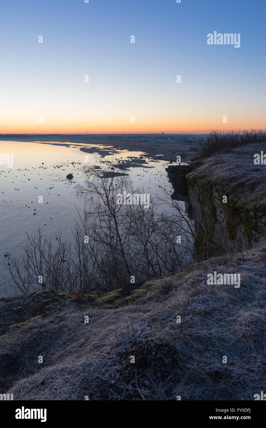 Sunrise su Tallinn city, vista dalla scogliera Rannamoisa Foto Stock