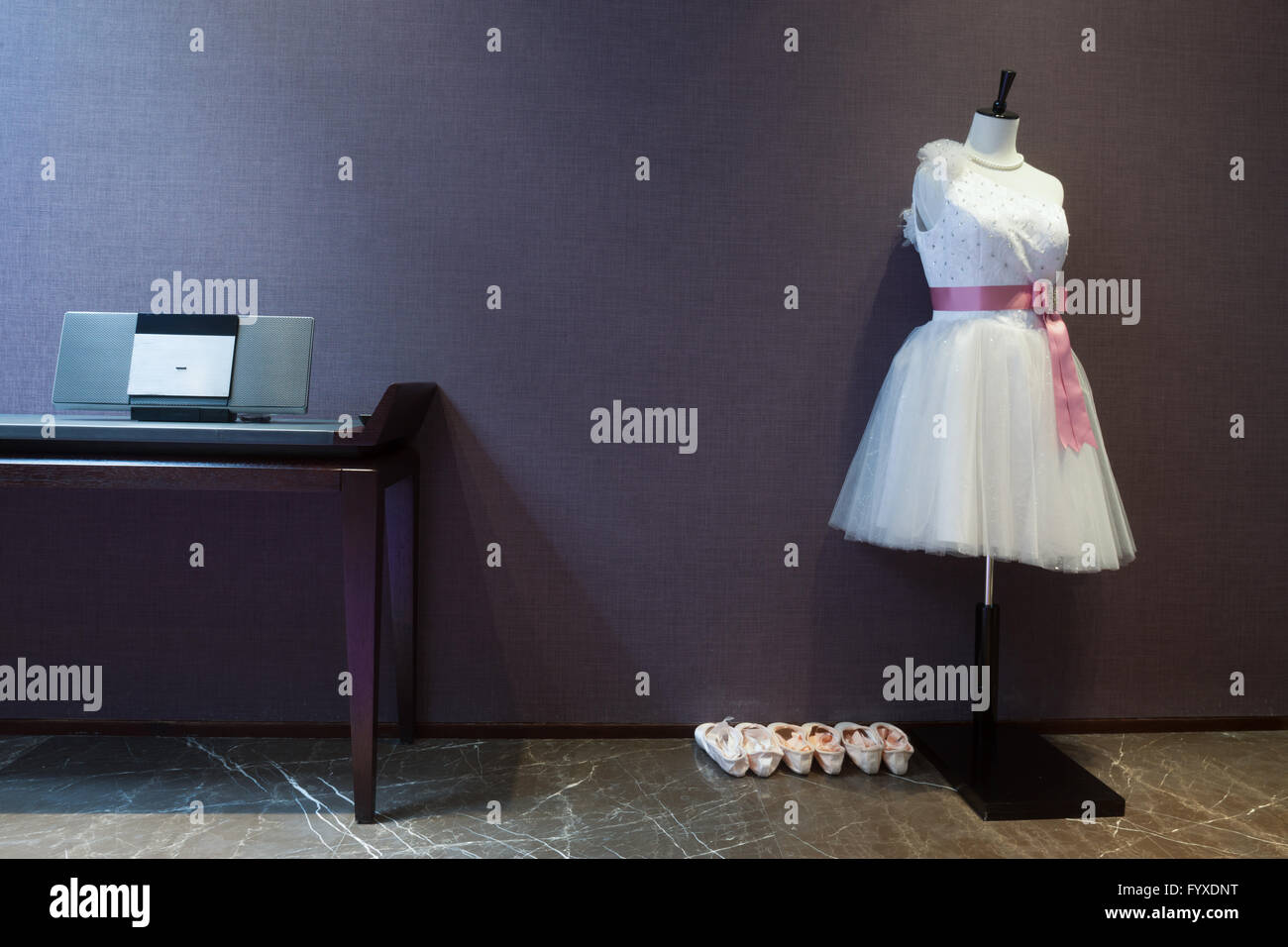 Vestiti nella moderna palestra Foto Stock