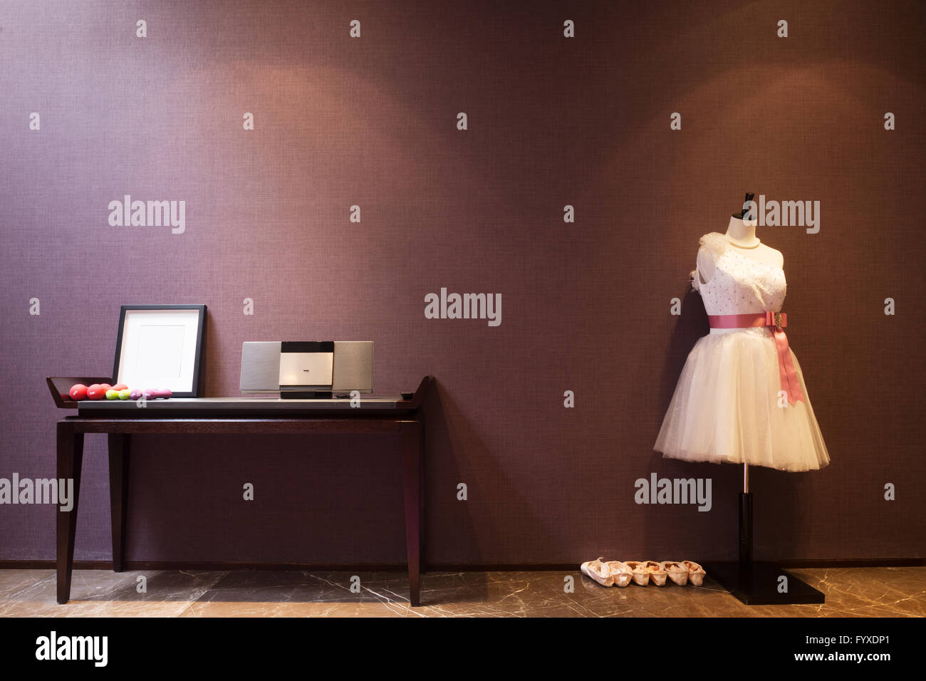 Vestiti nella moderna palestra Foto Stock