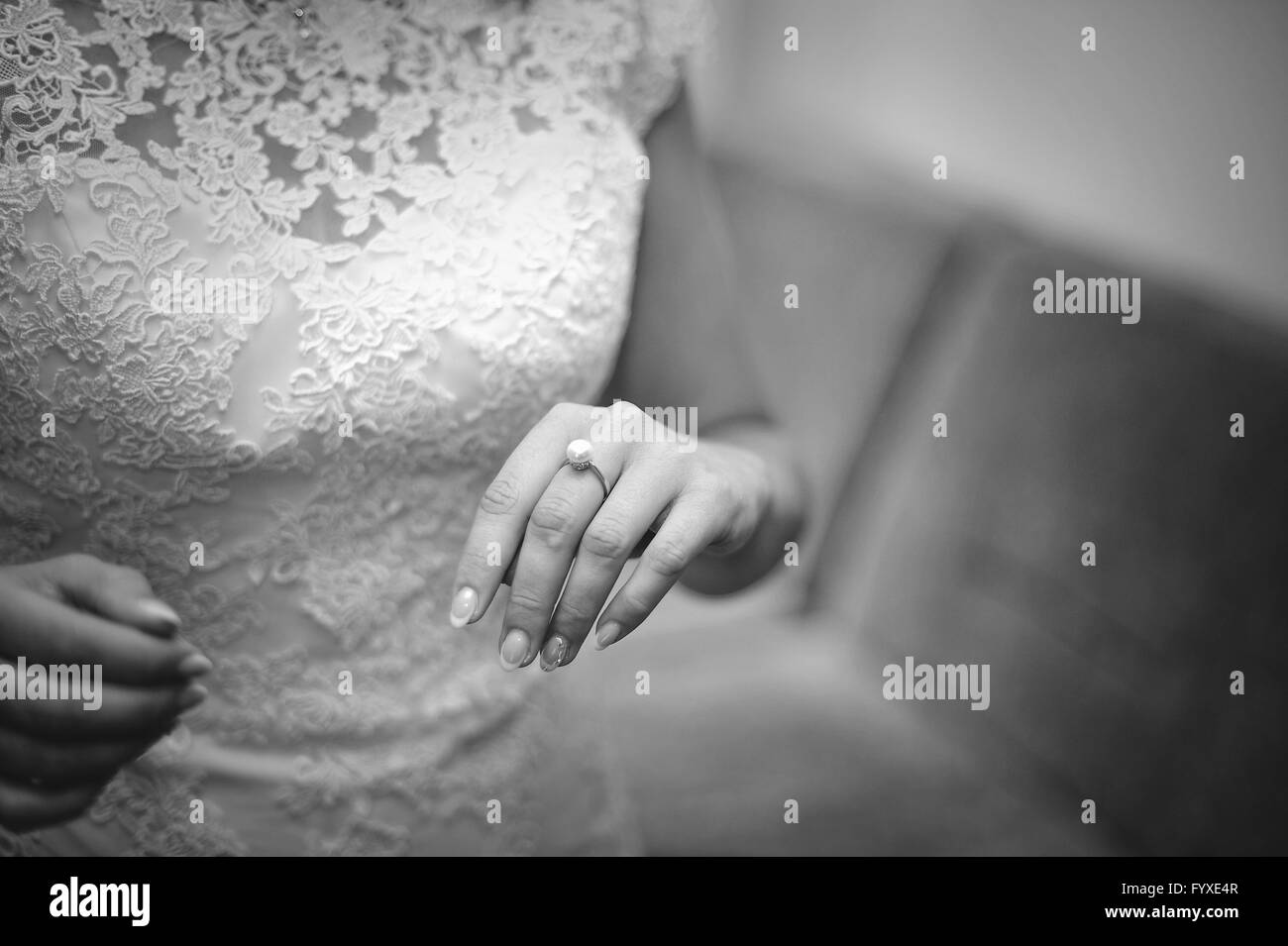 Le mani della sposa con anello Foto Stock