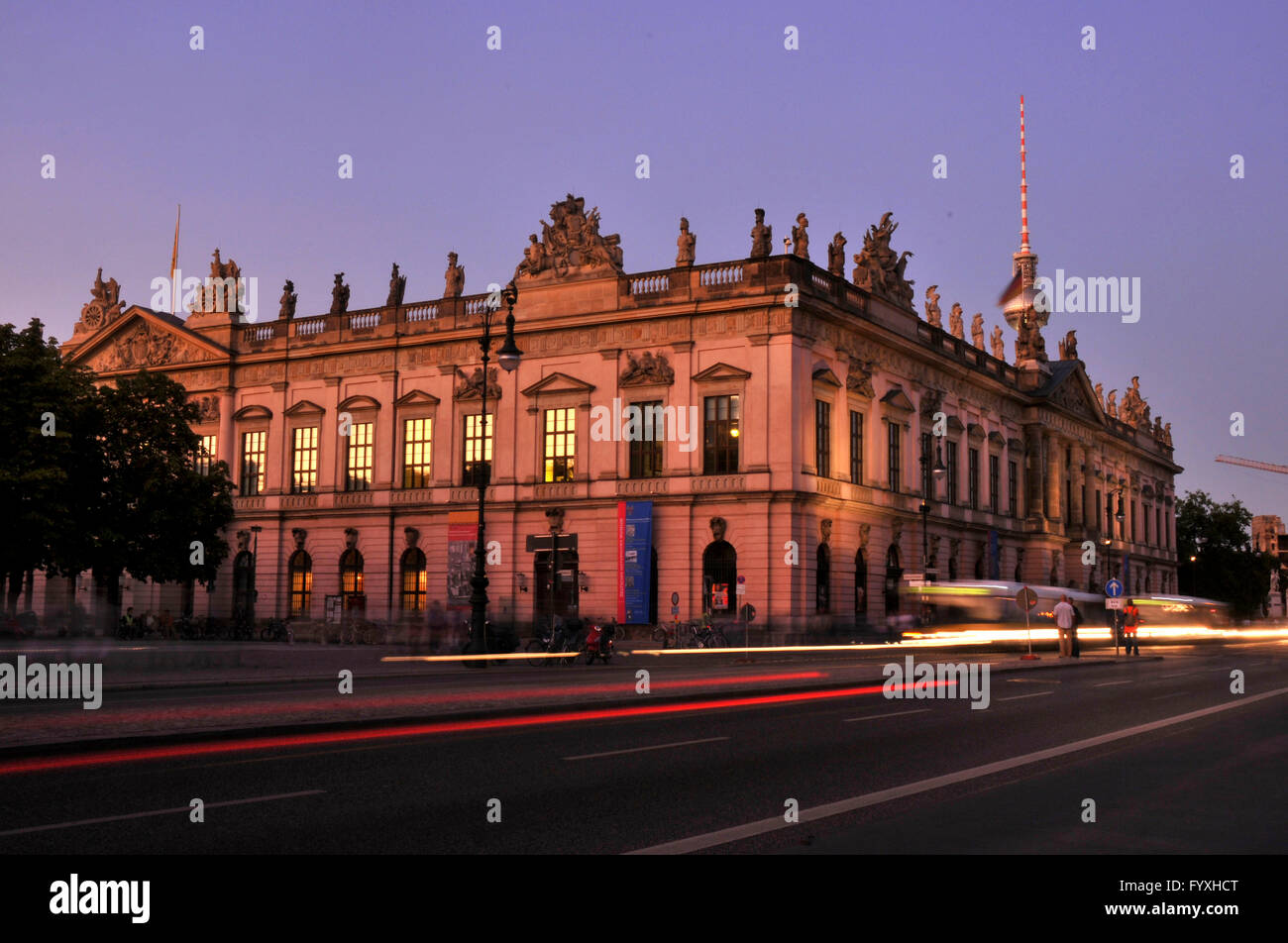 Il Museo Storico Tedesco, il viale Unter den Linden, nel quartiere Mitte di Berlino, Germania / DHM Foto Stock