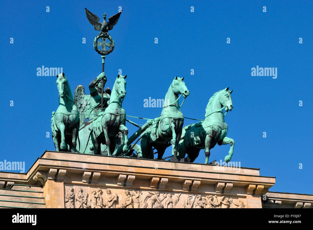 La Porta di Brandeburgo, la Quadriga, Brandenburger Tor, Pariser Platz, nel quartiere Mitte di Berlino, Germania Foto Stock