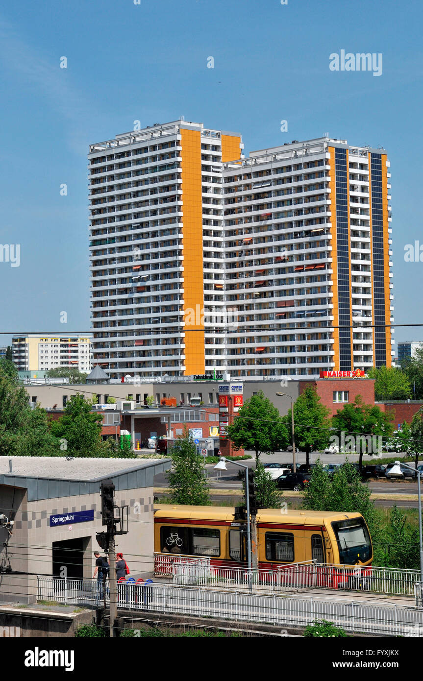 Blocco a torre, Helene-Weigel-Platz, Marzahn di Berlino, Germania Foto Stock