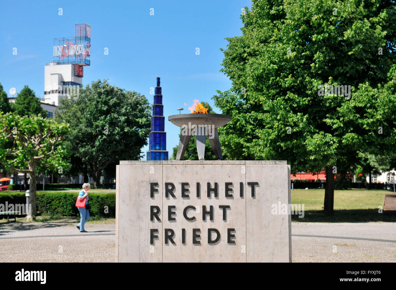 La fiamma eterna, memoriale per le vittime di sfollamento forzato, Theodor-Heuss-Platz, Charlottenburg di Berlino, Germania Foto Stock