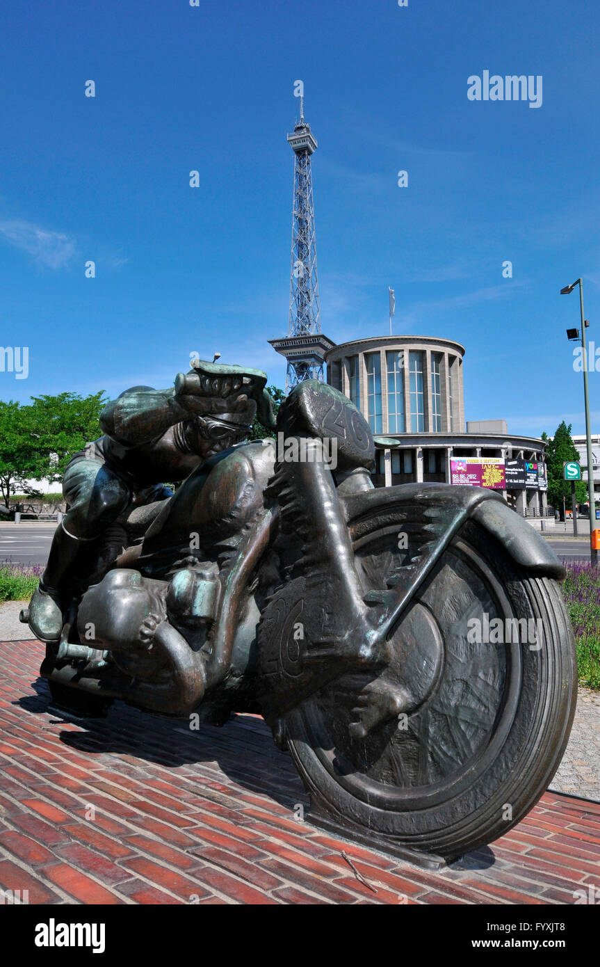 La scultura di motociclette, AVUS Nordkurve, Charlottenburg di Berlino, Germania Foto Stock