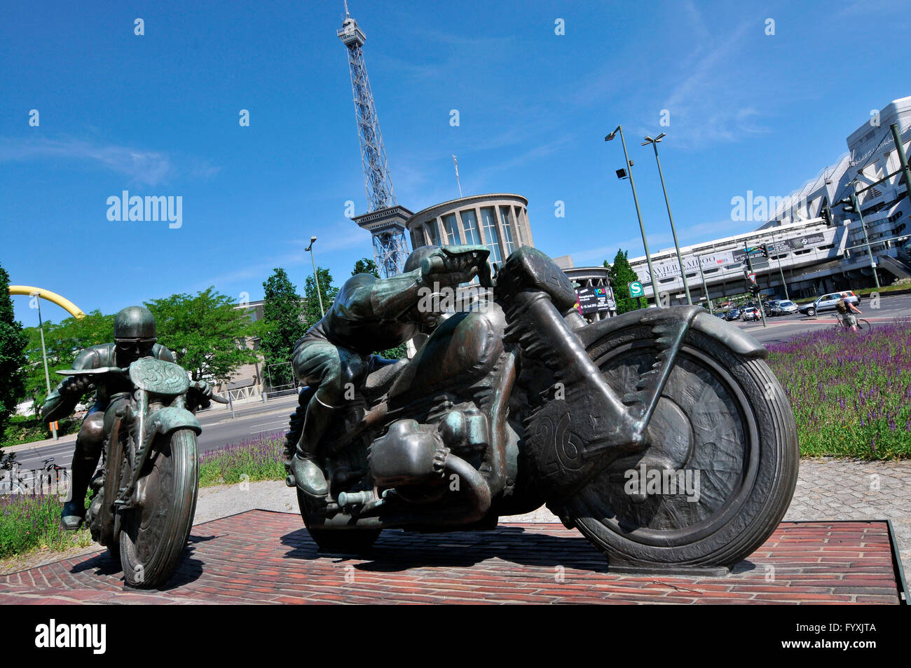 La scultura di motociclette, AVUS Nordkurve, Charlottenburg di Berlino, Germania Foto Stock