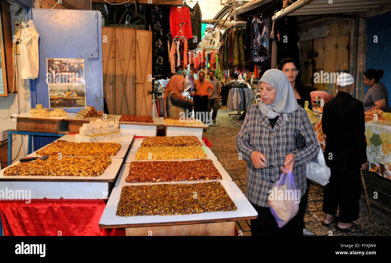 Dolci, dadi di frutta candita, souq, souk, città vecchia, Akkon, la Galilea Israele / Akko Foto Stock