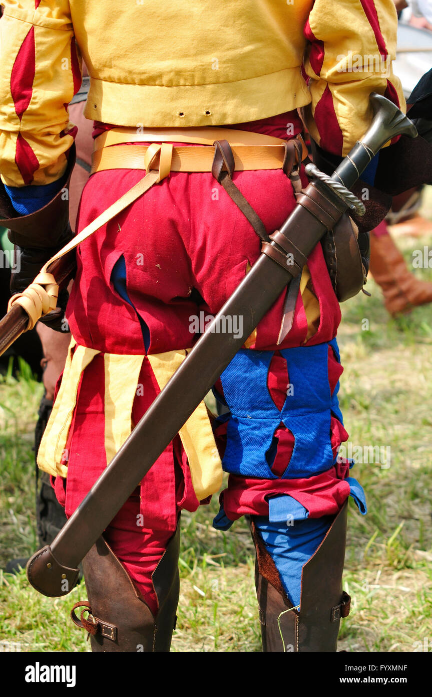 L'Italia, Lombardia, rievocazione storica, abbigliamento medievale e la  spada Foto stock - Alamy