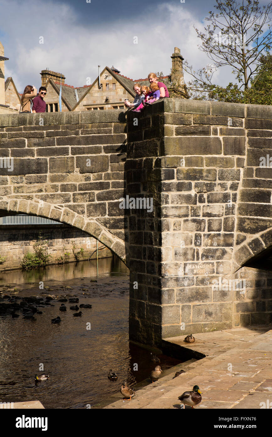 Regno Unito, Inghilterra, Yorkshire, Calderdale, Hebden Bridge, giovane famiglia godendo di vista dal vecchio ponte packhorse Foto Stock