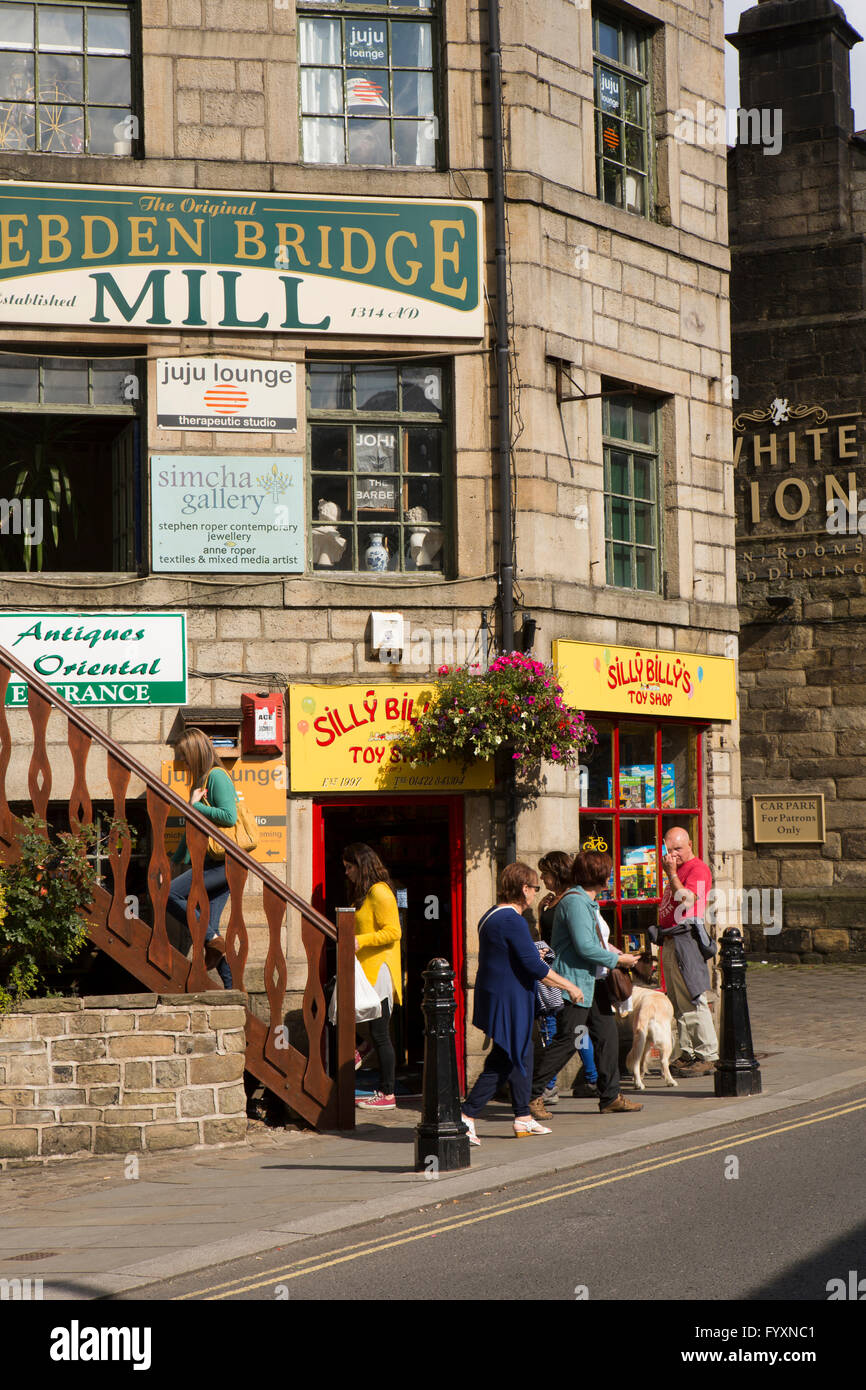 Regno Unito, Inghilterra, Yorkshire, Calderdale, Hebden Bridge, Town Gate, visitatori presso il vecchio mulino, stabilito in 1314 Foto Stock