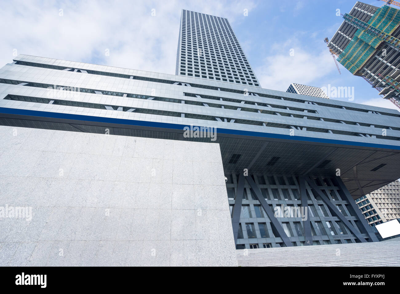 Facciata di edificio moderno in cielo blu Foto Stock