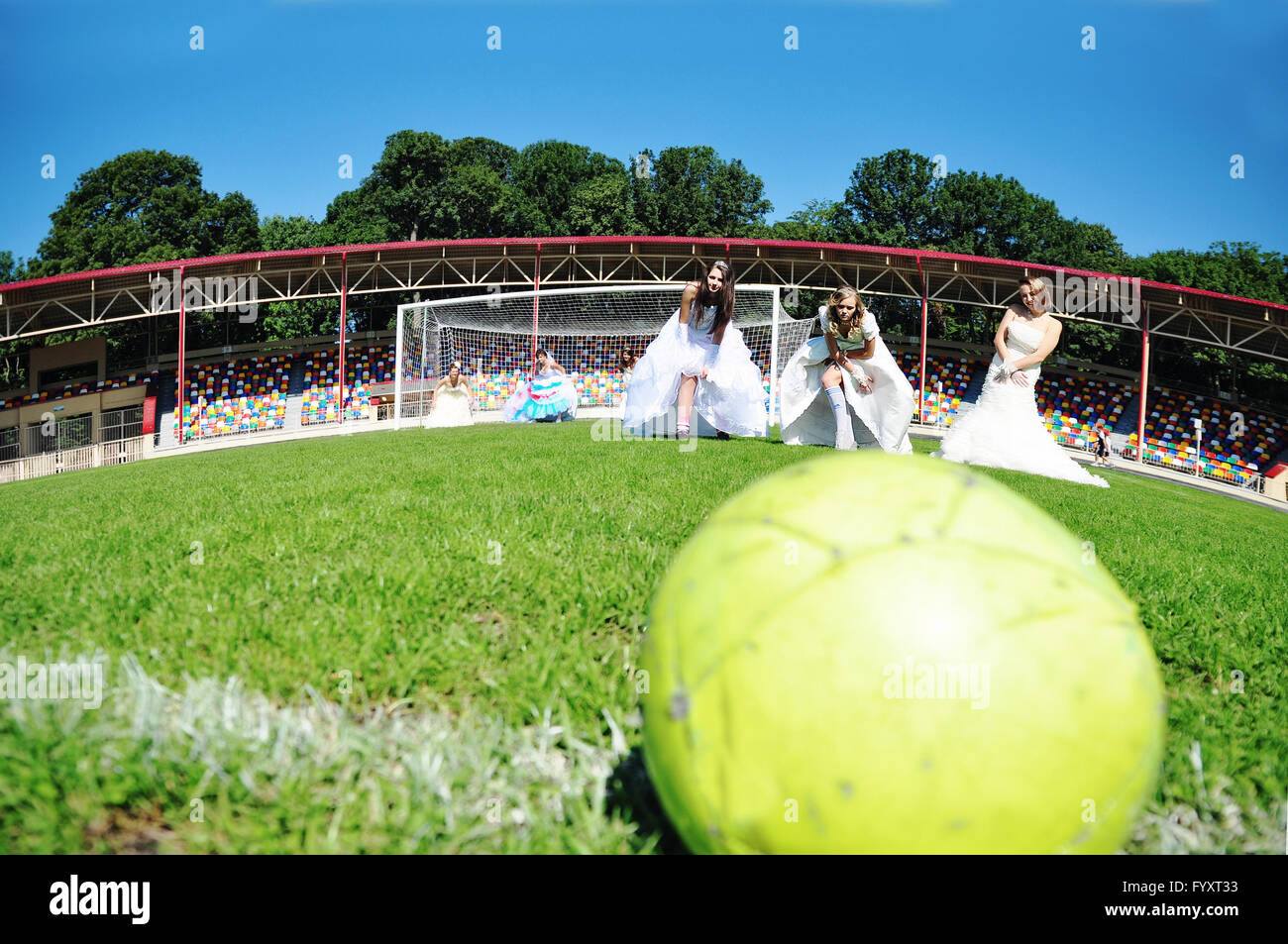 Funny spose al campo di calcio Foto Stock