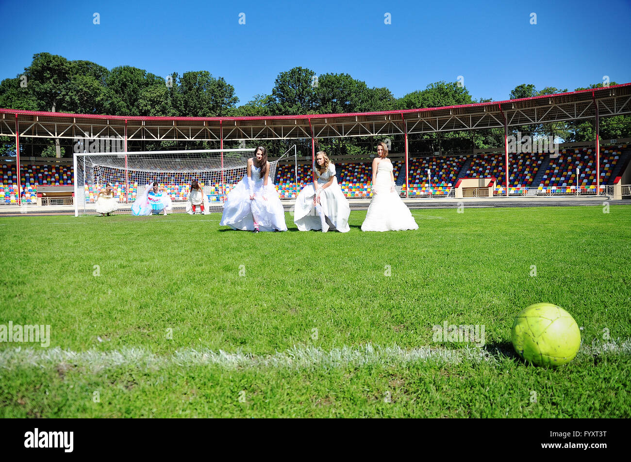 Funny spose al campo di calcio Foto Stock