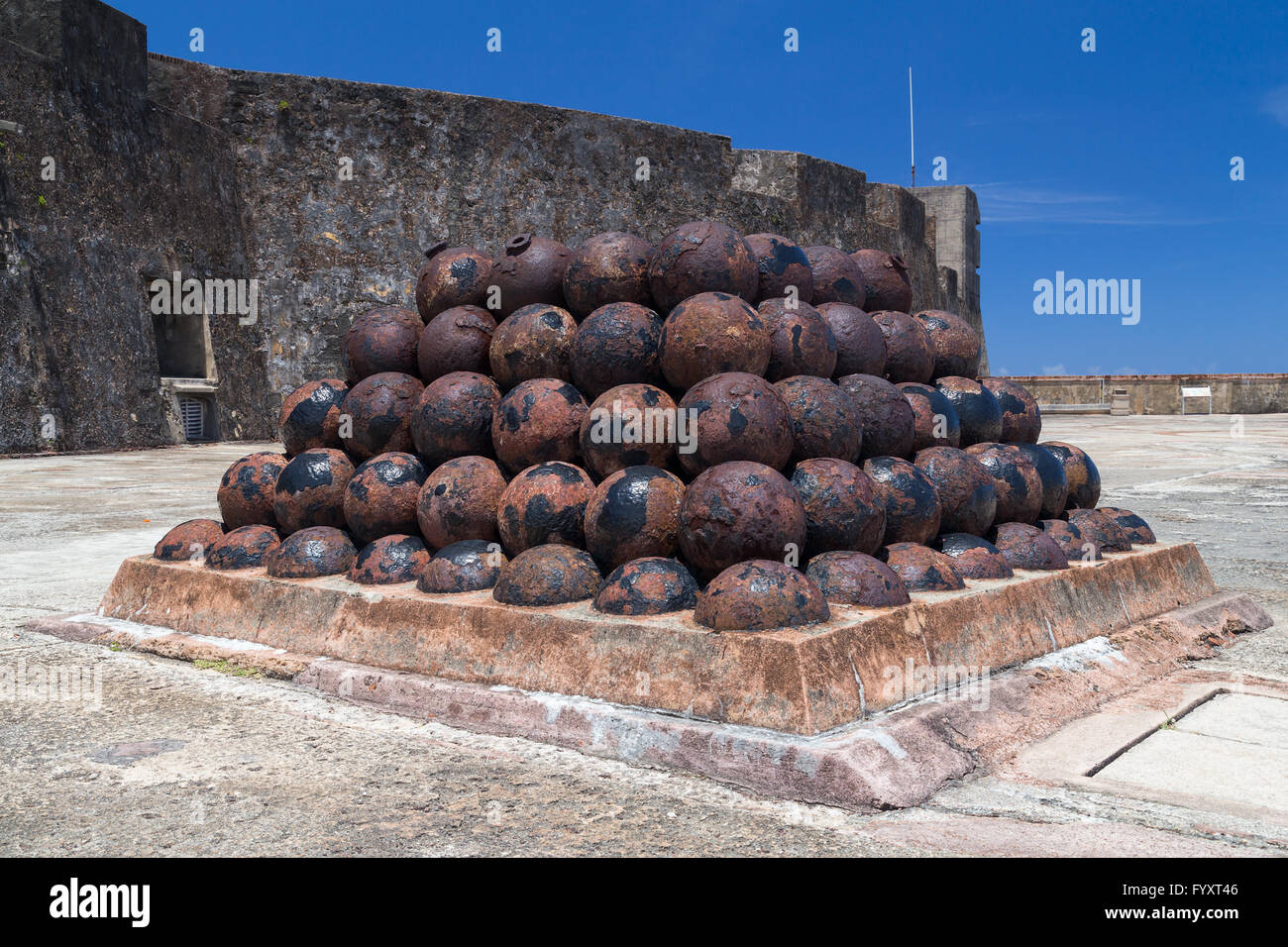 Pila di vecchio palle di cannone nel Castillo San Felipe del Morro Foto Stock