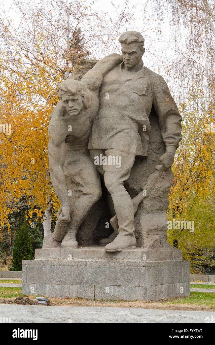 Gruppo scultoreo quot;avendo superato abbiamo sconfitto deathquot; nella piazza degli Eroi storico complesso memoriale quot;a eroi di Foto Stock