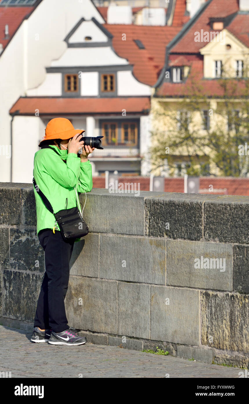 Praga, Repubblica Ceca. Donna Giapponese in veste risplendente di scattare una foto sul Ponte Carlo (Karluv most) Foto Stock
