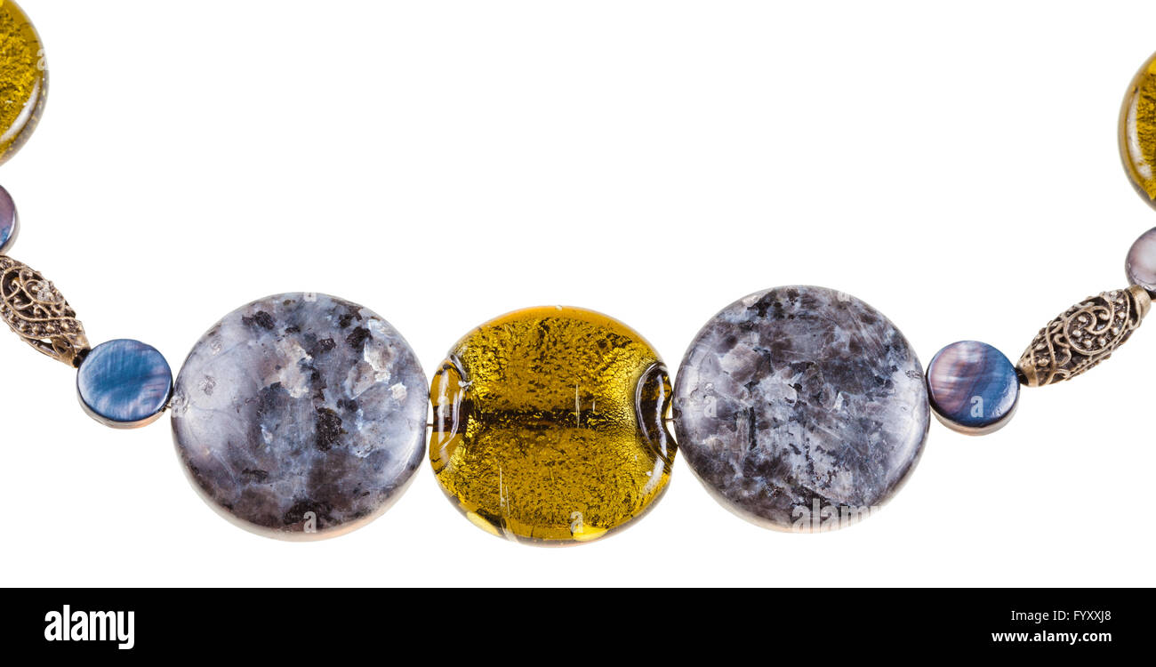 La labradorite pietra e vetro colorato perle nella collana close up isolati su sfondo bianco Foto Stock