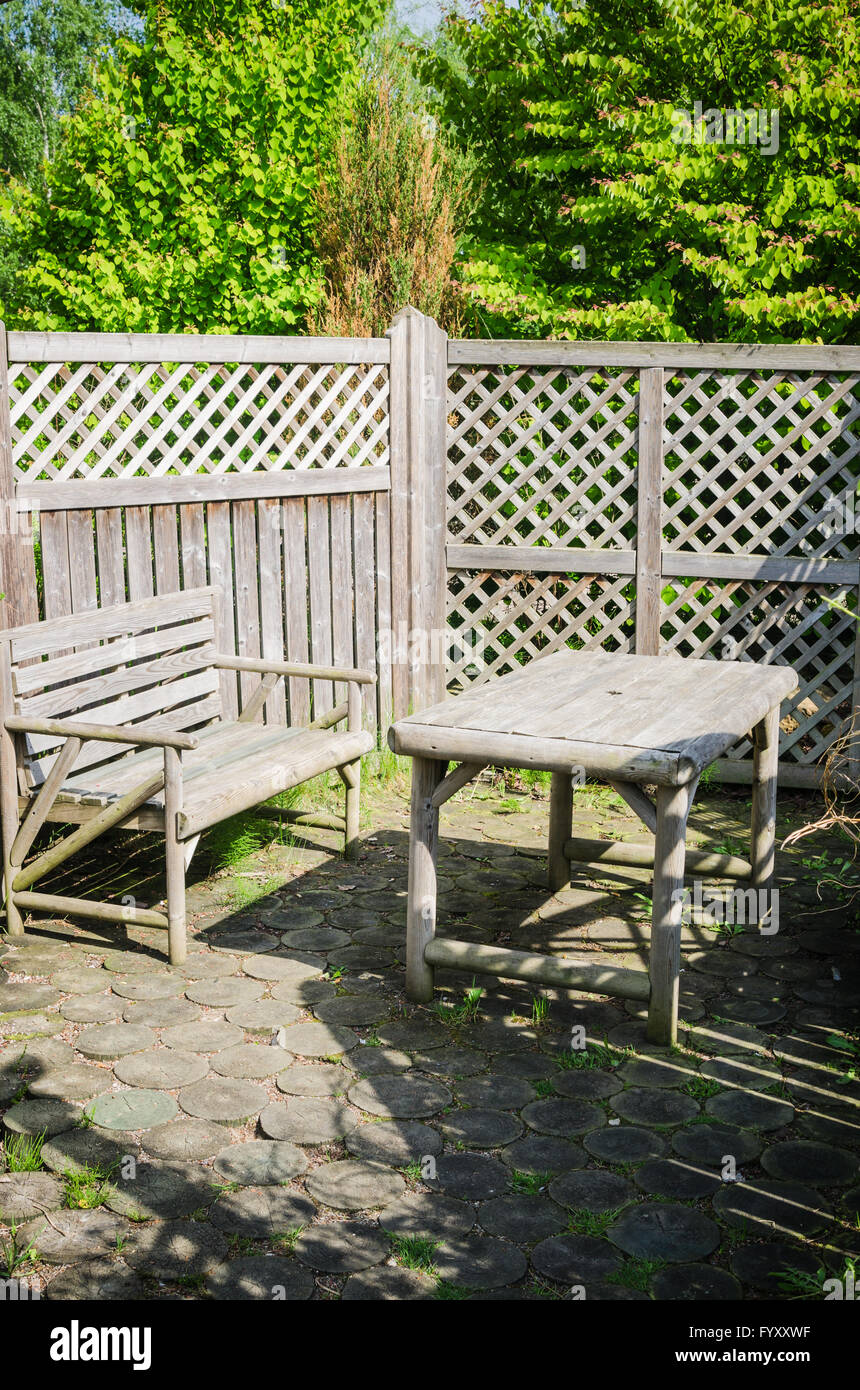 Pergola e un luogo per rilassarsi in giardino Foto Stock