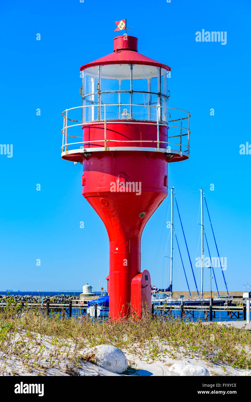 Falsterbo, Svezia - 11 Aprile 2016: una piccola e faro rosso o beacon nel porto. Molto utile strumento di navigazione in cattivo che Foto Stock