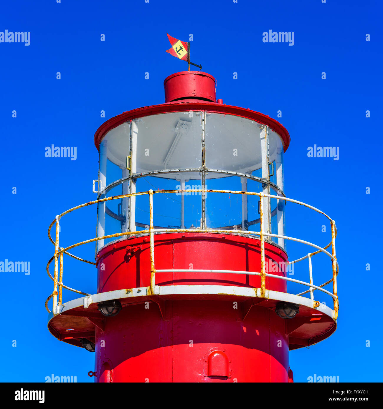 Falsterbo, Svezia - 11 Aprile 2016: una piccola e faro rosso o beacon nel porto. Molto utile strumento di navigazione in cattivo che Foto Stock